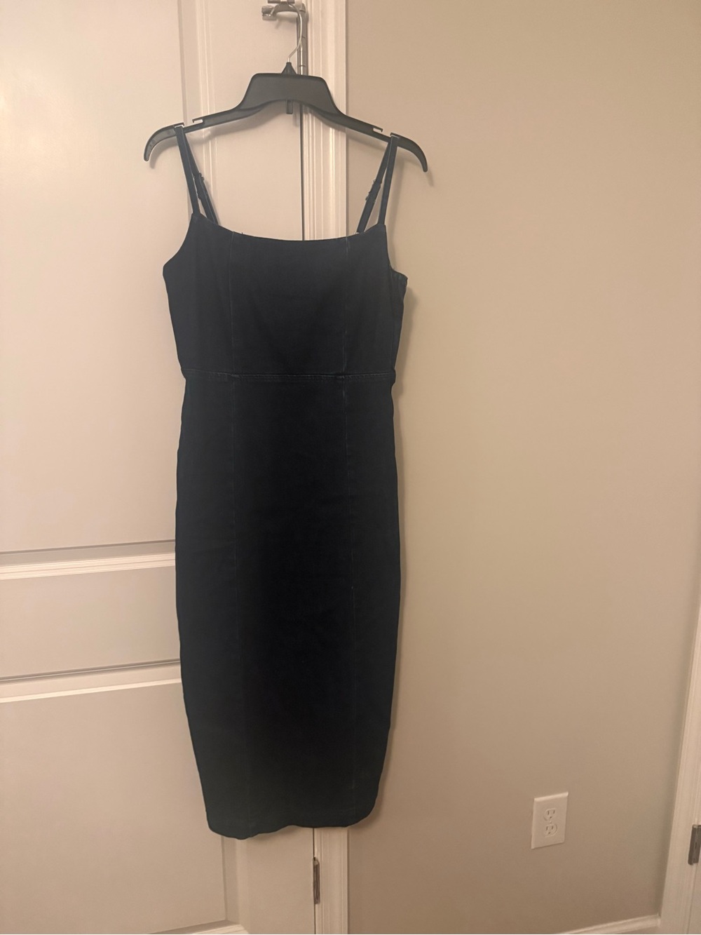 Elegant Black Midi Dress with Spaghetti Straps